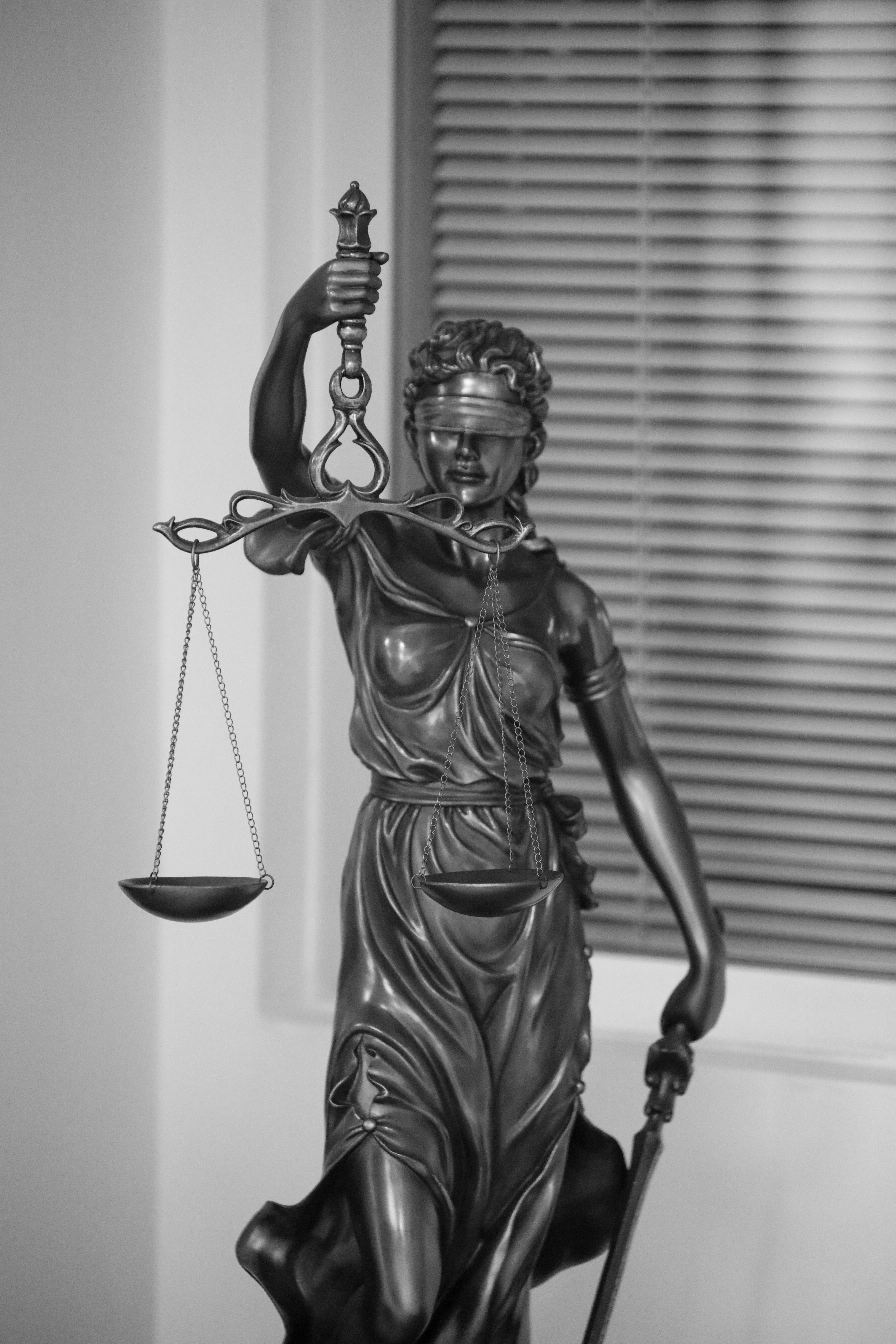 Statua della Giustizia con bilancia, a illustrare una sentenza sul congedo retribuito